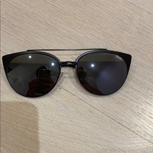 Black mirrored quay sunglasses